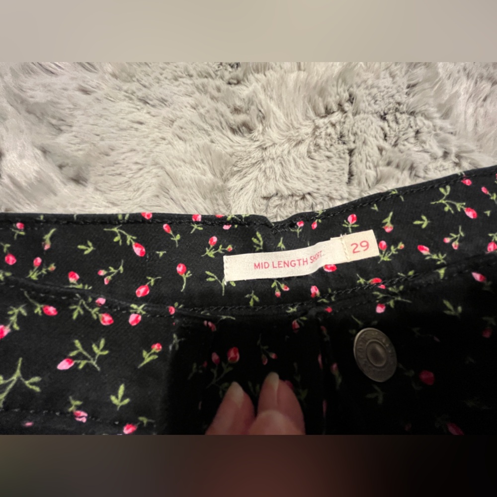Levi’s Floral Black Shorts - Picture 3 of 7